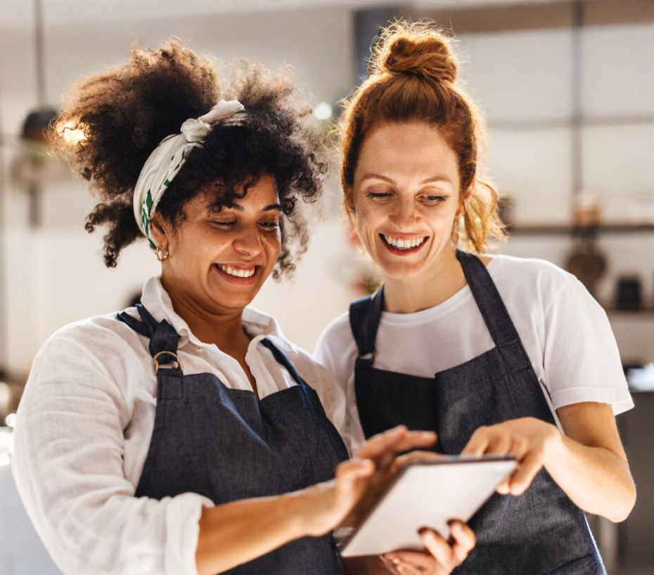 Un membre de l'équipe crée le menu du jour depuis son téléphone, en cuisine