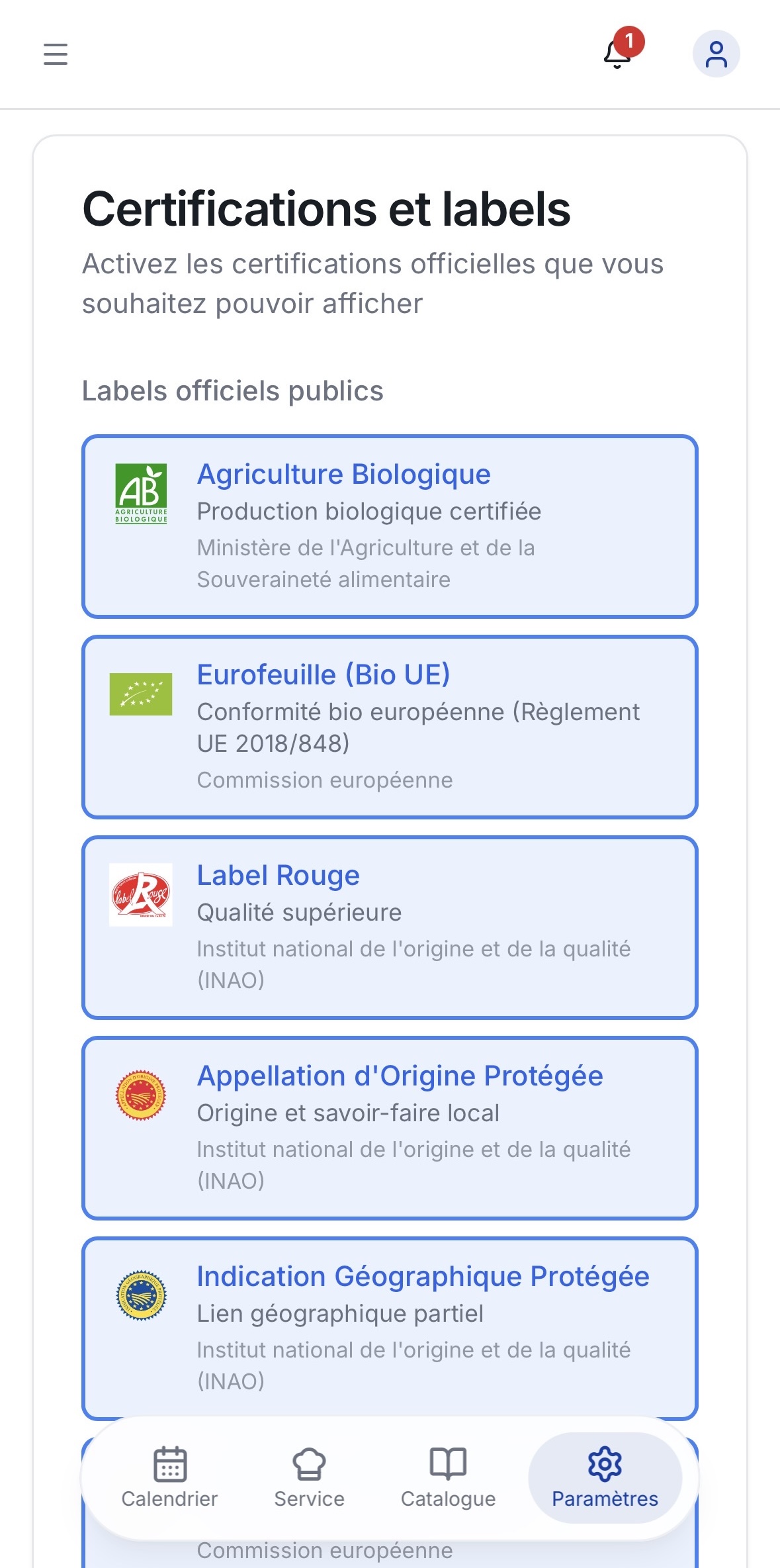 Détail d'un plat avec tags alimentaires et fiche certification