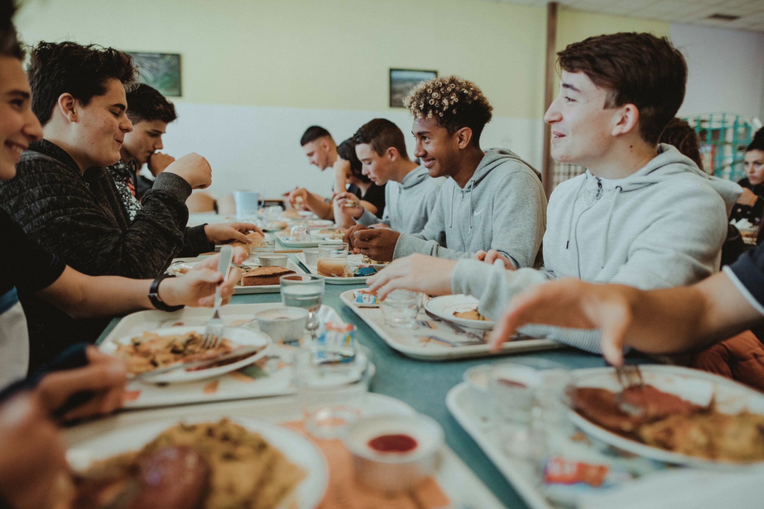Des étudiants partagent un repas au restaurant universitaire